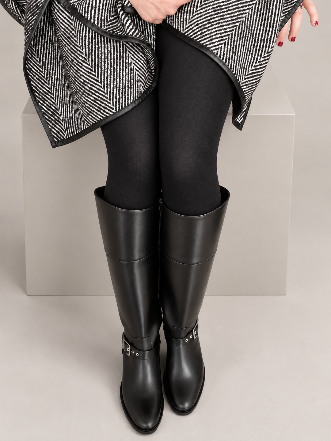 DUNKLER LEDERSTIEFEL FÜR DAMEN