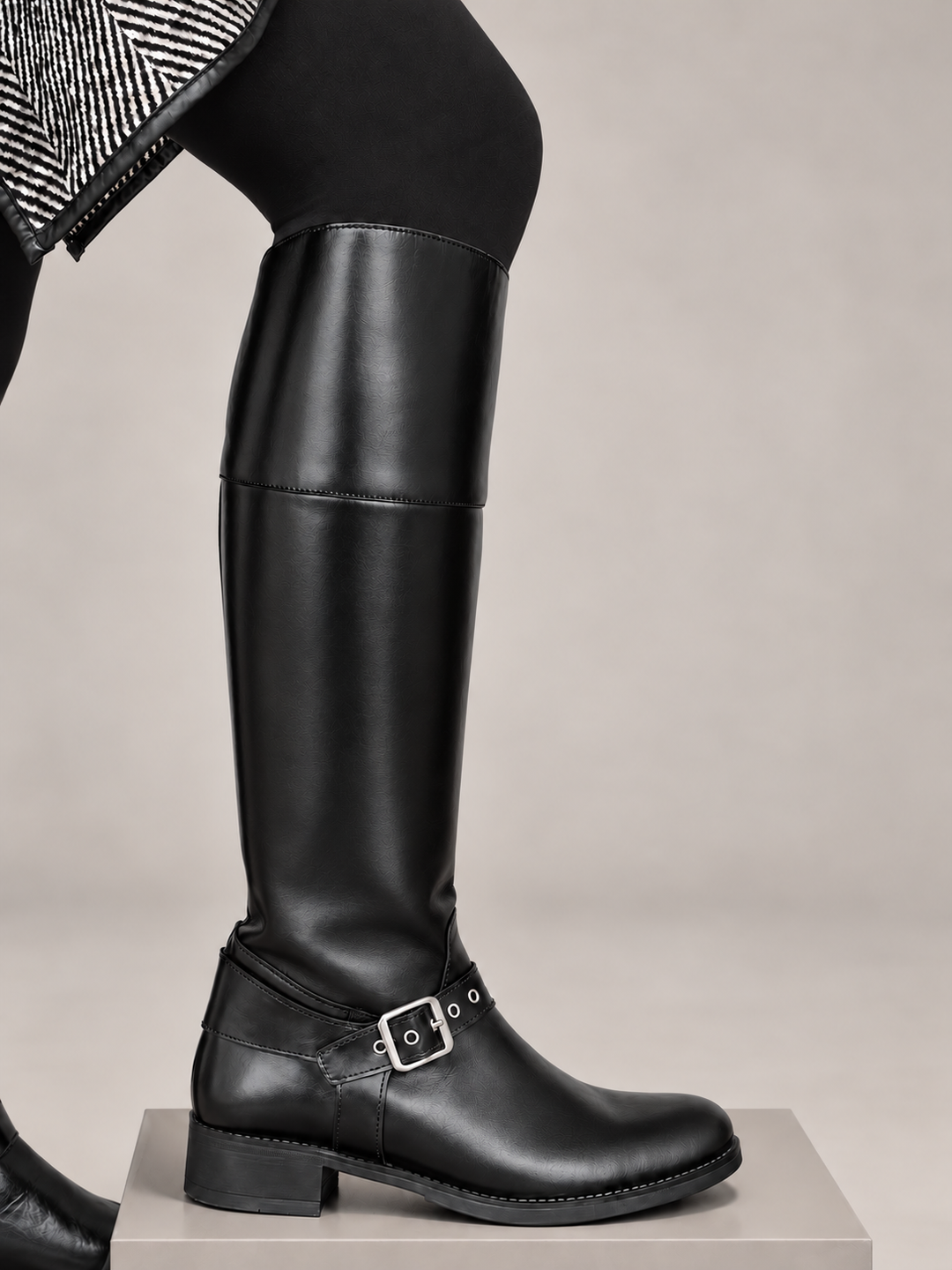 DUNKLER LEDERSTIEFEL FÜR DAMEN